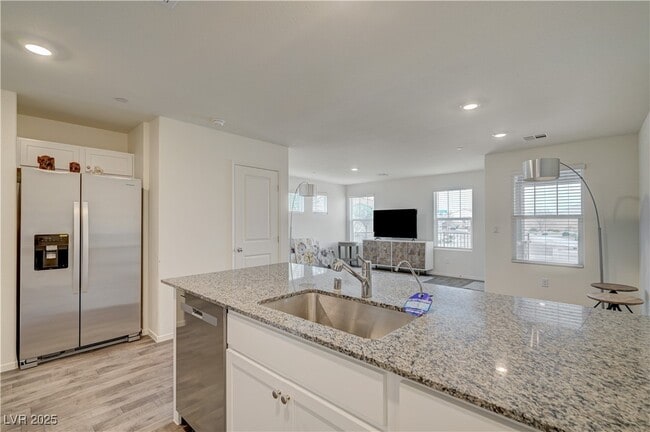 Building Photo - 360 Summer Sparrow Ave