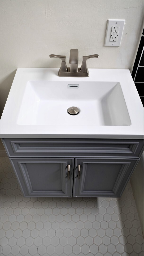 Building Photo - Spacious, modern, and bright! Love at first sight