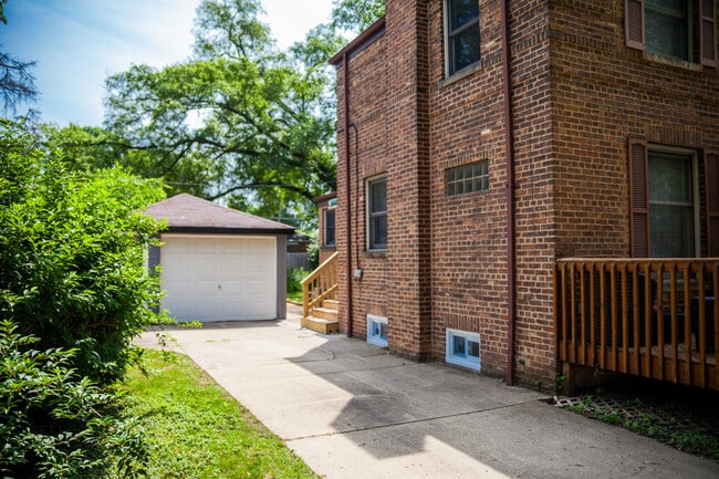 Building Photo - 10043 S Talman Ave