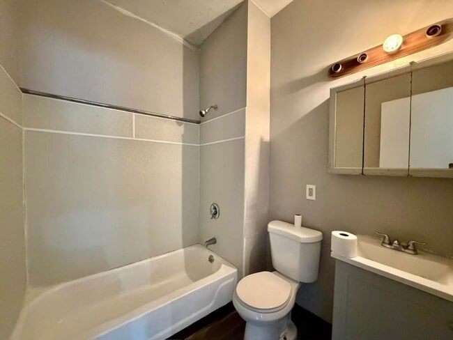 Building Photo - 618 E 97th St