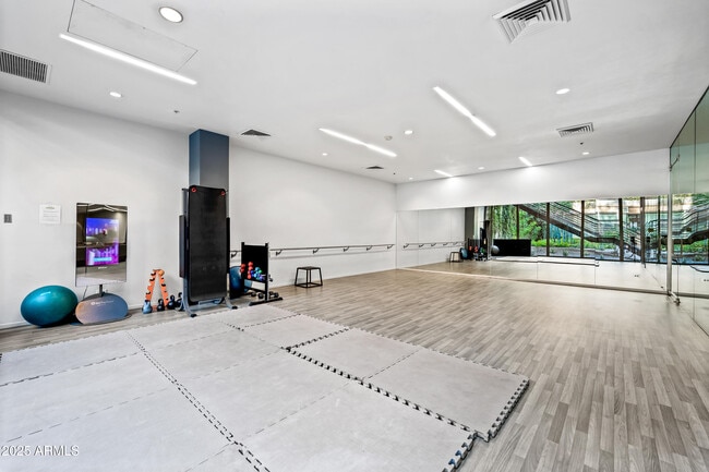 Building Photo - 7167 E Rancho Vista Dr