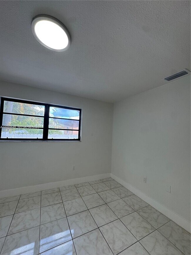 Building Photo - 1107 NW 30th Ave