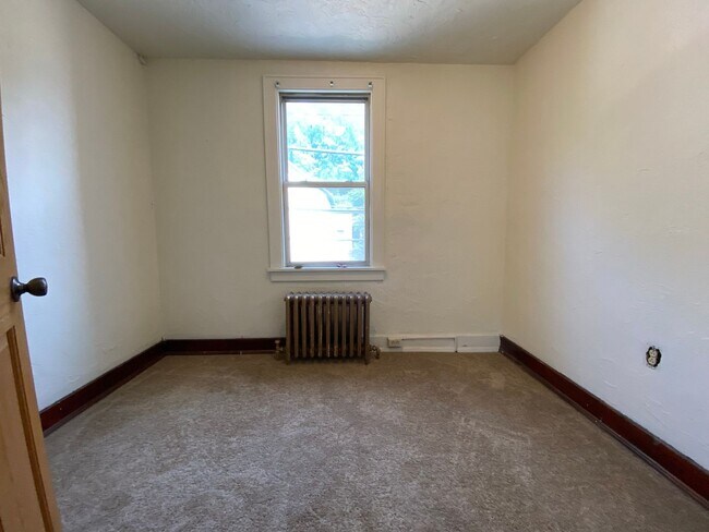 Building Photo - Stunning Three Bedroom on Bates St! Parking, Central Air Conditioning, Large Back Deck & More!! C...