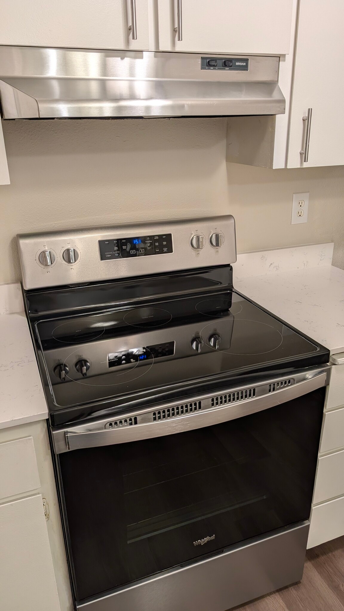 Beautiful, nearly new range - 12817 4th Dr SE