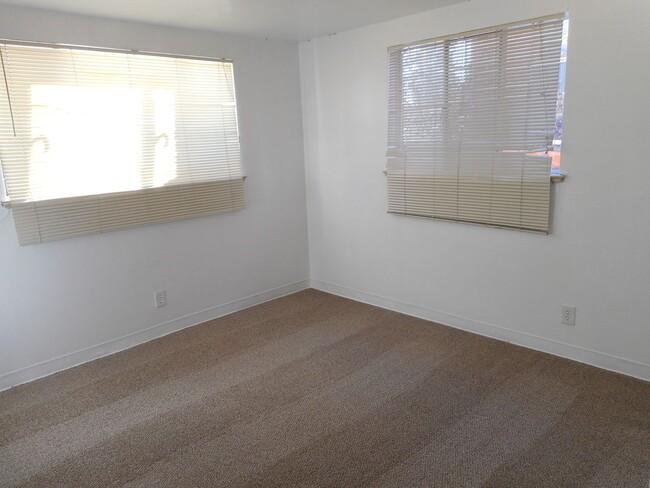 Building Photo - Cozy 2 Bed, 1 Bath just one block off Broadway