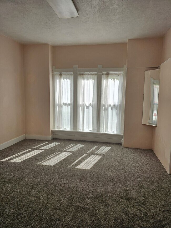 Building Photo - Charming 2-Bedroom Home Downtown - Availab...
