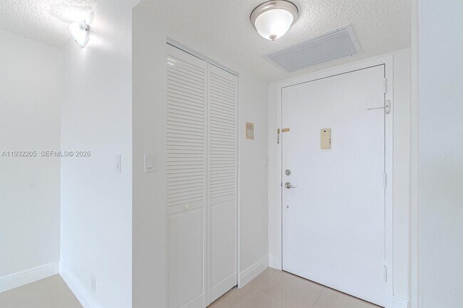 Building Photo - 1000 Parkview Dr