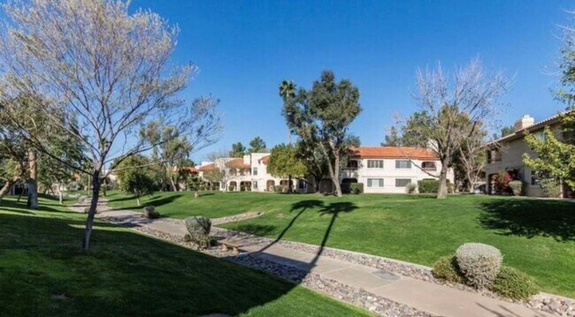 Building Photo - Beautiful Scottsdale Condo with Pool Views!