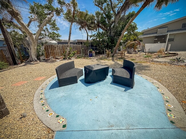 Building Photo - Beach Island Home! Manasota Key! Beach access across the street.