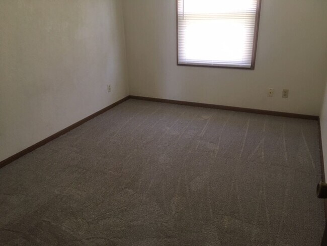 Building Photo - 850 Sq Ft, 2-bedroom, 1-Bath Apartment in 4-plex near 29th & Wannamaker.