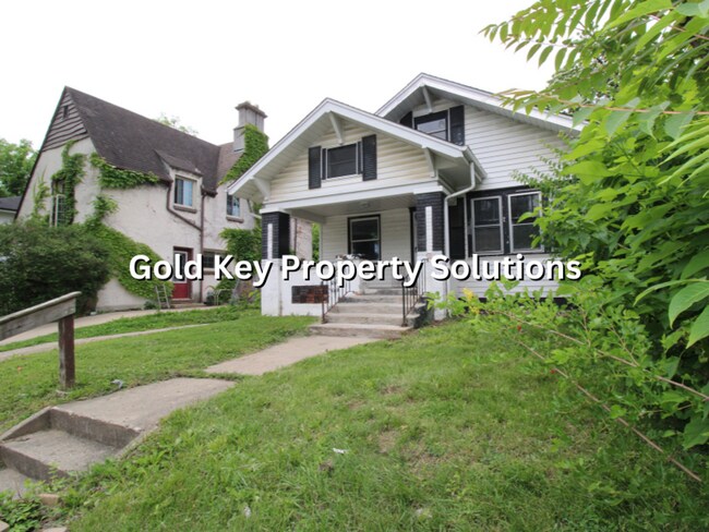 Building Photo - REDUCED PRICE!! Spacious 3 BR 1 BA House with Dining Room and Fenced Backyard. (SECTION 8 APPROVED)