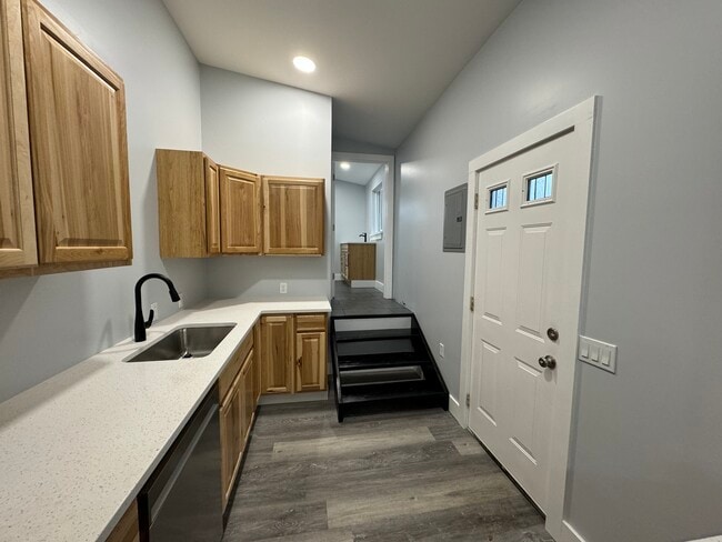 Building Photo - 611 Tangent St