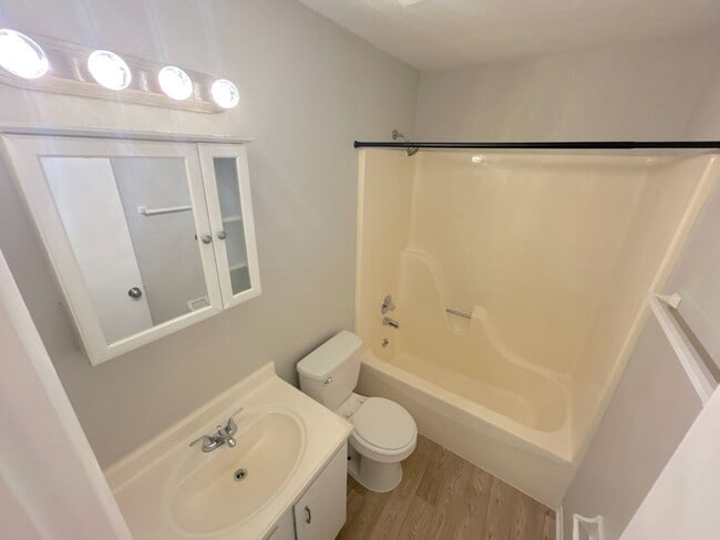 Building Photo - 2219 Goldbrier Ln