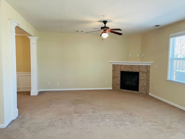 Building Photo - Wow! 3 bedroom 2.5 bathroom home in Newnan, 2100 plus sqft, 2 car garage, huge rooms, must see!