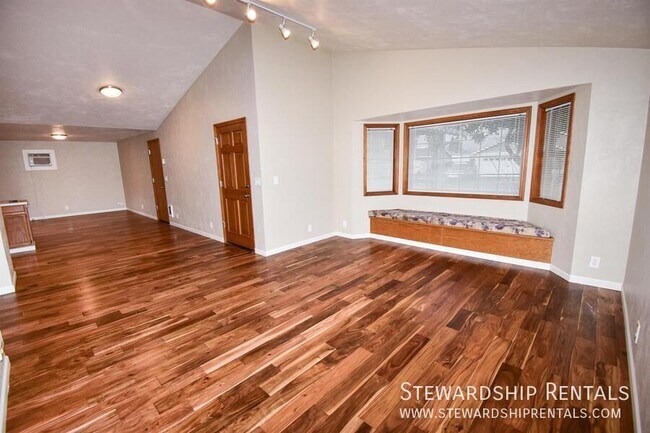 Building Photo - 5051 Forsythia St