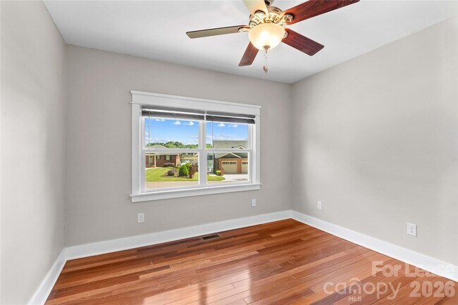 Building Photo - 182 Commodore Loop