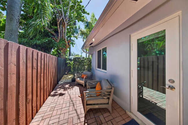 Building Photo - 305 NE 15th St