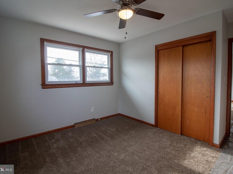 Building Photo - 6301 Salem Park Cir