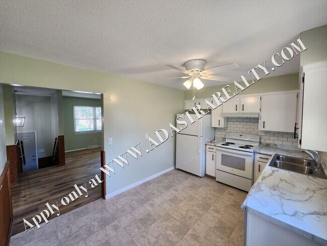 Building Photo - Nice Updated 2 Bed 1.5 Bath Duplex in Base...