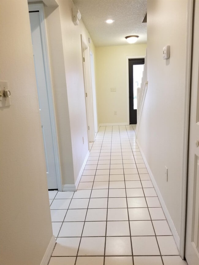 Building Photo - 474 Club Dr