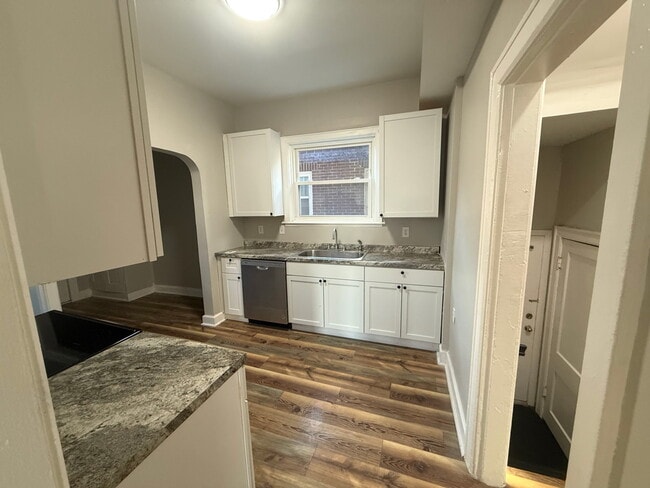 Building Photo - 533 Fairwood Ave