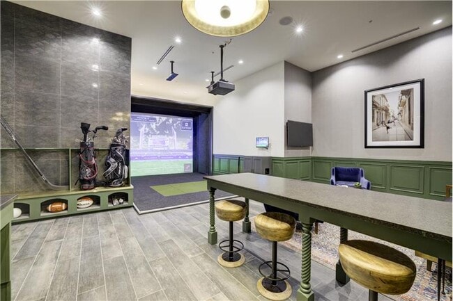 Building Photo - 702 E 11th St