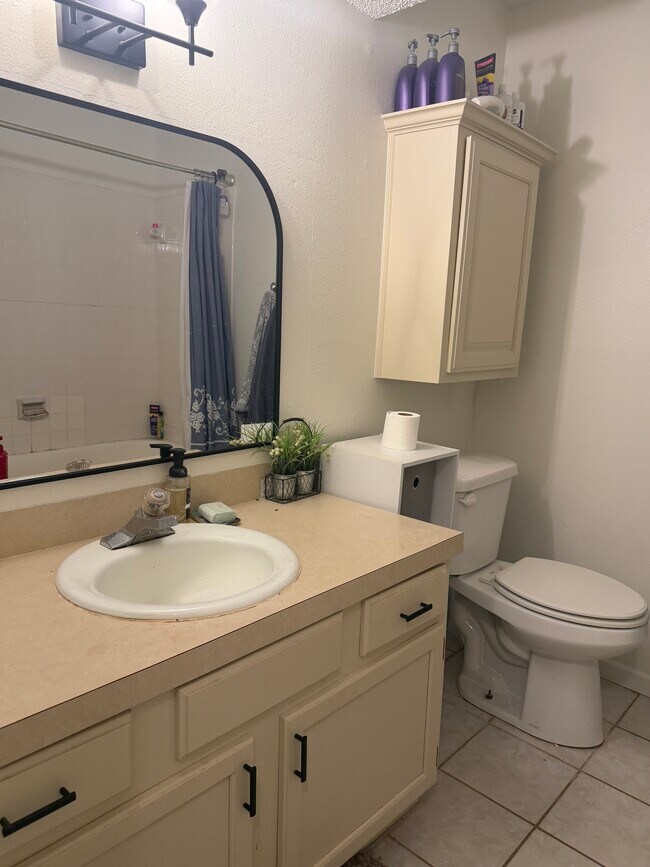 Building Photo - 927 E Krayler Ave