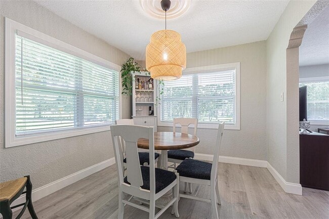 Building Photo - 701 W Henry Ave