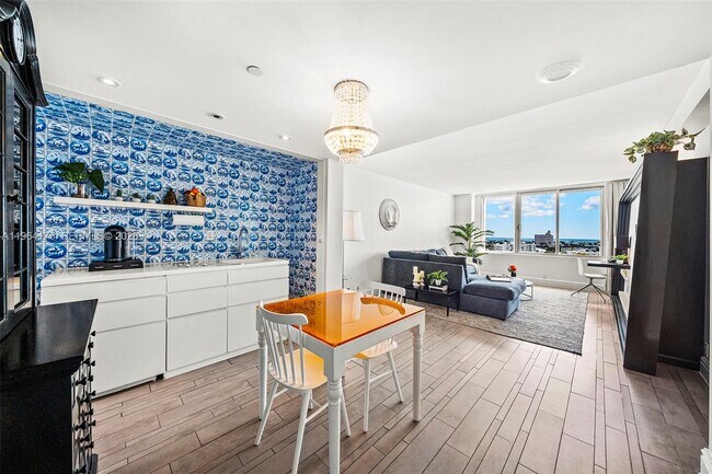 Building Photo - 1100 West Ave