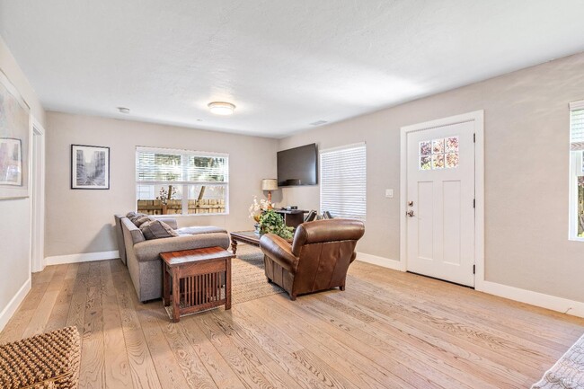 Building Photo - 1554 Laurel St