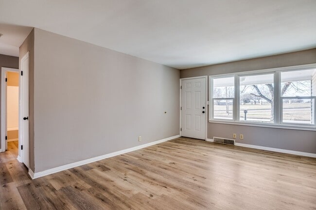 Building Photo - Charming Southeast 3 Bedroom, 1 Bathroom with bonus room