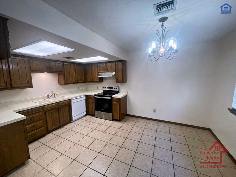 Building Photo - 2614 Martin Ln