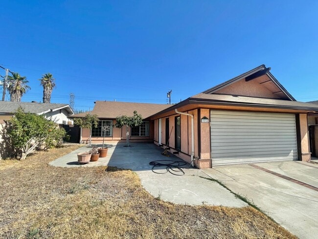 Building Photo - Spacious 3 Bed 2 Bath House w/ Central A/C...