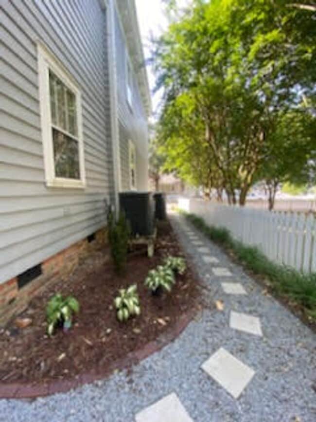 Building Photo - Beautiful historic 3BR/1.5BA Home in Downt...