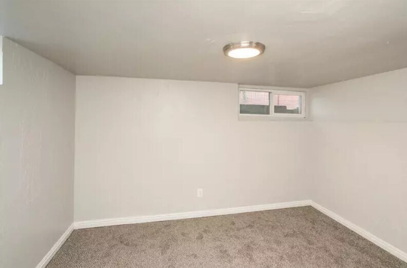 Building Photo - 12 E 400 N