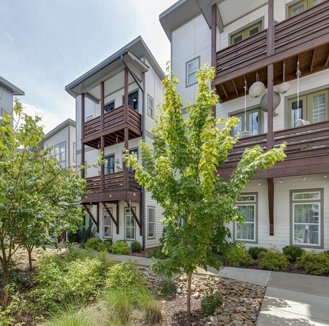 Primary Photo - 2015 Eastland Ave