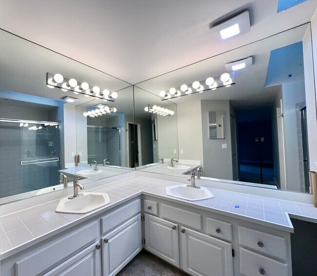 Building Photo - 3Bd/2.5Ba Kirkland Townhome