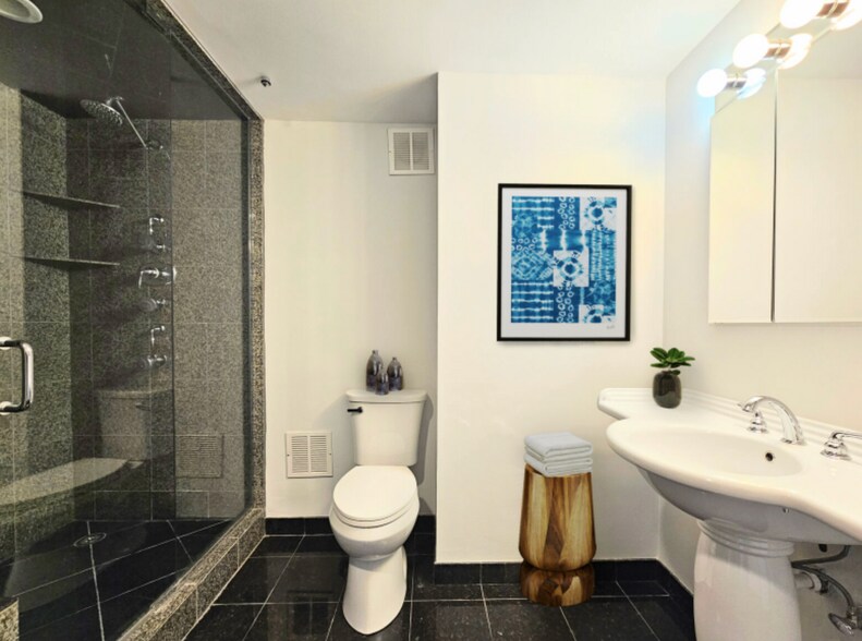 Building Photo - 1350 N Dearborn St