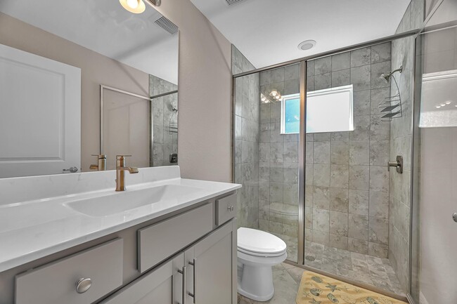 Building Photo - 713 SE East Ave