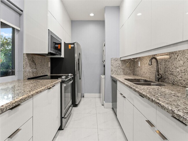 Building Photo - 9133 Fontainebleau Blvd