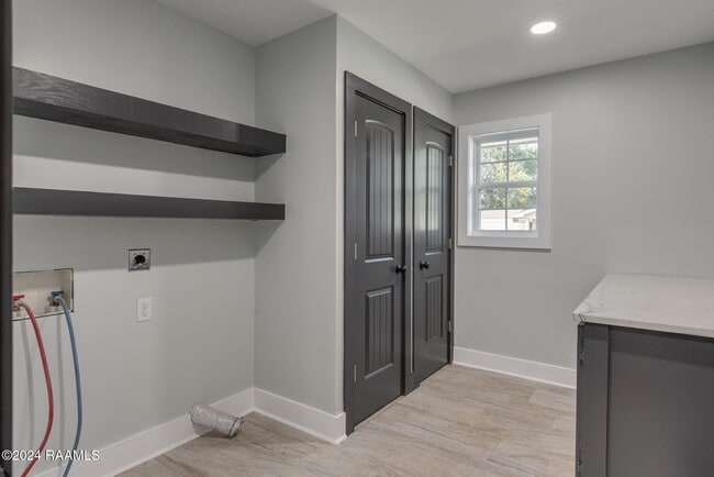 Building Photo - 300 Robert Lee Cir