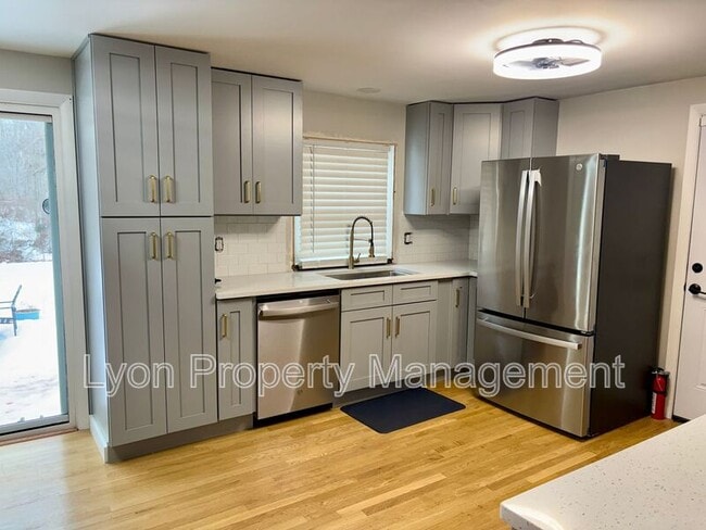 Building Photo - 128 Thurston St