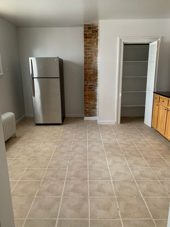 Building Photo - 142 Walnut St