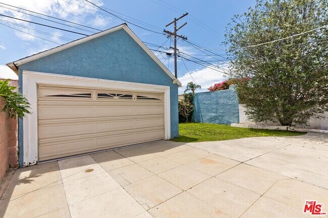 Building Photo - 1110 W 80th St
