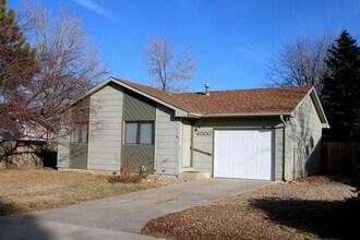 Building Photo - Charming 2-Bedroom Home with Fenced Yard &...