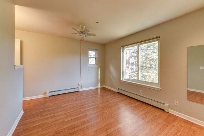 Building Photo - 2 Bedroom 2 Bath End Unit Condo with covered parking!