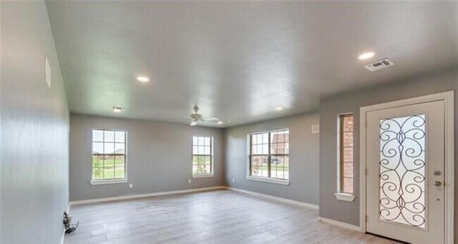 Building Photo - 640 SW Dani Ann Ln