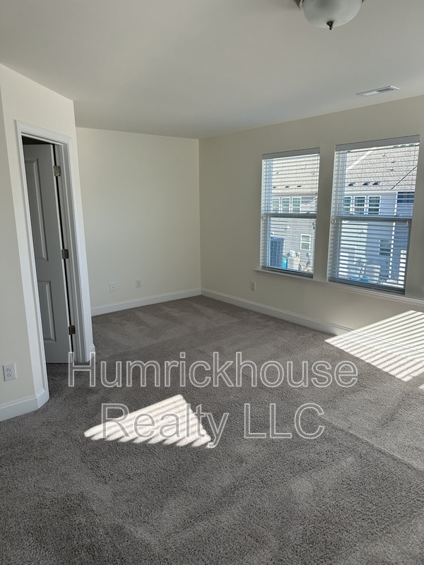 Building Photo - 1027 S Point Rd