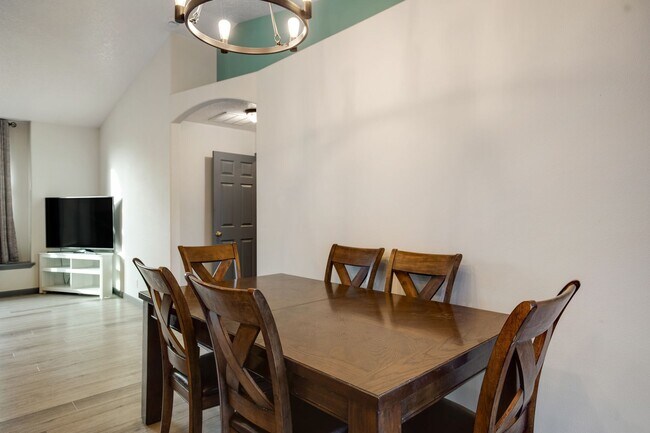 Building Photo - Furnished 3-Bedroom Home with Fenced Yard - Pet Friendly