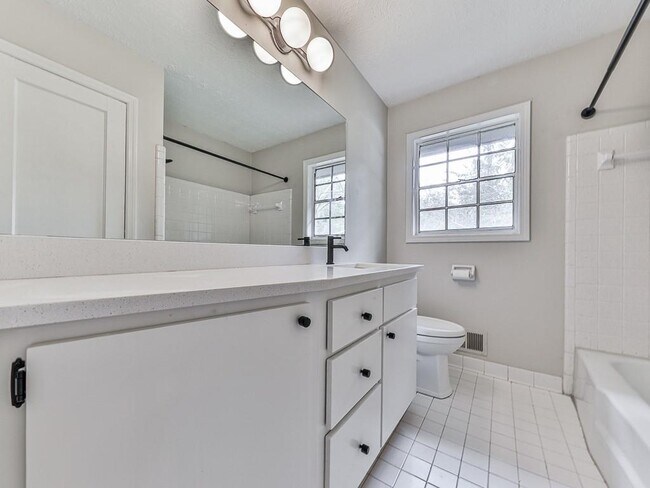 Building Photo - 421 Creek Valley Dr